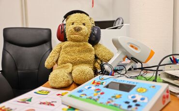 Der Teddy zeigt, was MFA mit den Kinder häufig machen, zum Beispiel Hörtests.