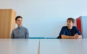 Jan Reijan Meinhardt (links) und Georgios Manetakis erzählen im Gespräch, welche Gedanken sie sich über den neuen Wehrdienst mac