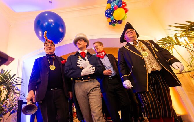 CDU-Spitzenkandidat Hagel bekommt "Goldene Narrenschelle"