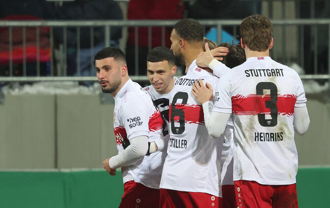 Der VfB Stuttgart bejubelt den Siegtreffer durch Deniz Undav (links).