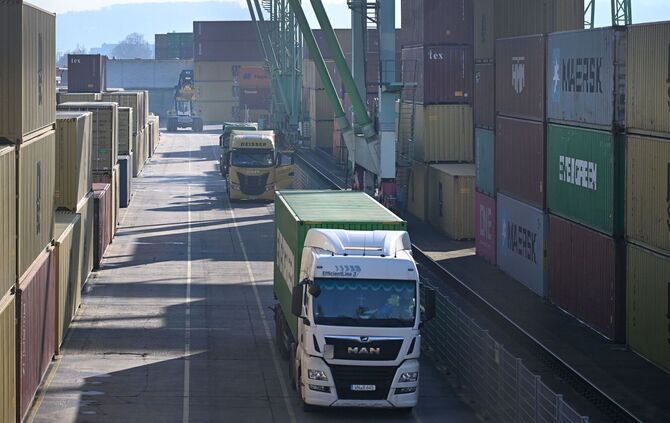 Umfrage: Situation von Unternehmen leicht verbessert