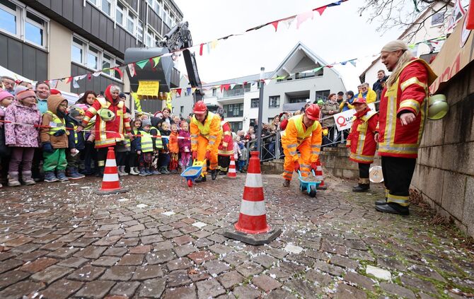 Rathaussturm 2025 in Winnenden: Bürgermeister Jürgen Haas (l.) und OB Holzwarth (r.) jeweils im orangenen Bauarbeiteroutfit. Wel