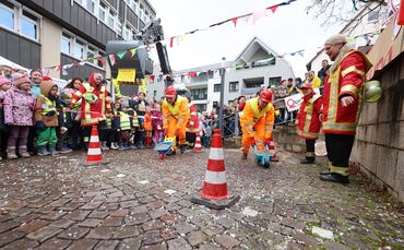 Rathaussturm 2025 in Winnenden: Bürgermeister Jürgen Haas (l.) und OB Holzwarth (r.) jeweils im orangenen Bauarbeiteroutfit. Wel