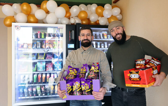 Kosta Andrikos (links) und Hamza Erciyes haben an der Ringstraße 38 fünf Automaten aufgestellt und bestücken sie täglich frisch