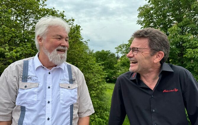 Buchautor Titus Simon und Liedermacher Christoph Jäger gestalten gemeinsam einen Benefizabend bei der Erlacher Höhe.