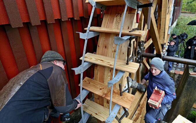 Da legte auch der Nachwuchs begeistert Hand an: der Bau des Mühlrads an der Hundsberger Sägmühle war ein ehrgeiziges und nicht a