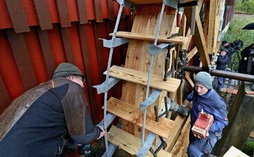 Da legte auch der Nachwuchs begeistert Hand an: der Bau des Mühlrads an der Hundsberger Sägmühle war ein ehrgeiziges und nicht a