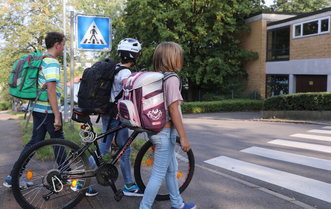 Ein Mann habe am Dienstagmorgen einen Elfjährigen in einen Hinterhof gezogen und begonnen, ihn auszuziehen. Mittlerweile wurde e