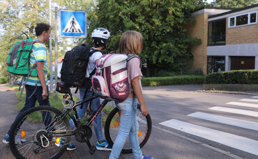 Ein Mann habe am Dienstagmorgen einen Elfjährigen in einen Hinterhof gezogen und begonnen, ihn auszuziehen. Mittlerweile wurde e