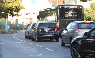Der Junge sei hinter einem haltenden Bus auf die Straße gerannt (Symbolfoto).
