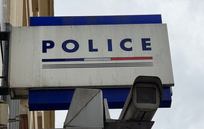 Die französische Justiz ermittelt gegen einen ehemaligen Kulturbeamten wegen sexueller Übergriffe und Eingriffen in die Intimsph