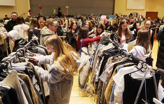Auch in diesem Jahr können Besucherinnen auf dem Flohmarkt in Fellbach wieder fleißig stöbern.