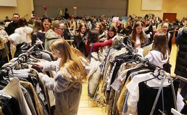 Auch in diesem Jahr können Besucherinnen auf dem Flohmarkt in Fellbach wieder fleißig stöbern.