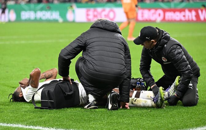 St. Paulis Ricky-Jade Jones hat sich im DFB-Pokal-Spiel in Leverkusen schwer verletzt.