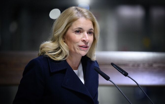 Bahnchefin Evelyn Palla will nach dem tödlichen Angriff auf einen Zugbegleiter einen Sicherheitsgipfel mit den Sicherheitsverant