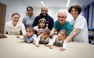 Wer ist wer? Einfach zu sagen bei Nicole Hasimis vom Bunten Kreis, den Drillings-Eltern Joisy Jose und Binoop Pottackal Paul mit