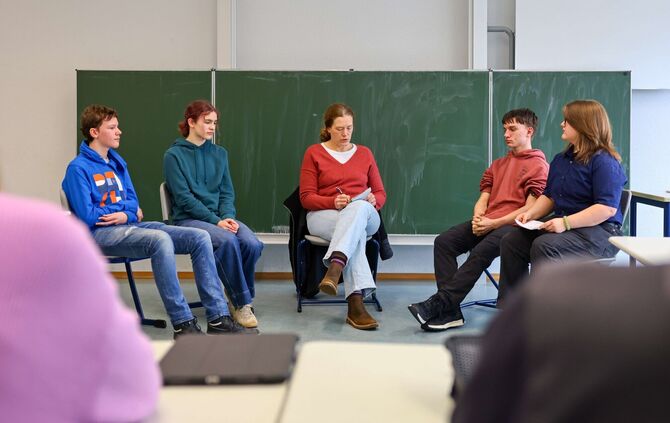 Wie sehen Schülerinnen und Schüler vom Limes-Gymnasium den neuen Wehrdienst? Von links: Jonas Ehmann, Mara Samrock, Franziska Le