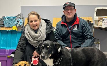 Sie setzen sich bei der Tiertafel Rems-Murr ehrenamtlich ein für Mensch und Tier: Markus Nuglisch und Katrin Justen mit den Hund