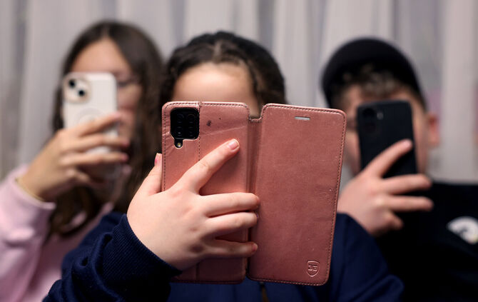 Eltern aus dem Rems-Murr-Kreis berichten, ob und wie ihre Kinder Smartphones im Alltag nutzen und geben Tipps. (Symbolfoto)