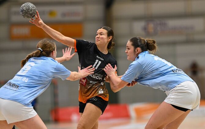 Lena Klingler (Mitte), hier im Spiel gegen Leverkusen, zwickt's im Oberschenkel. Der Waiblinger Trainer Michael Stettner hofft,