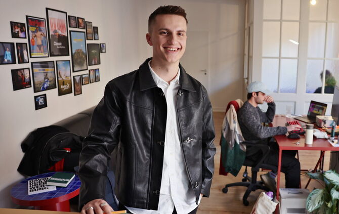 Jonathan Hieber in seinem Atelier 037 im Röhm-Areal in Schorndorf - im Hintergrund: 3-D-Spezialist Marc Widmaier, der oft mit Hi