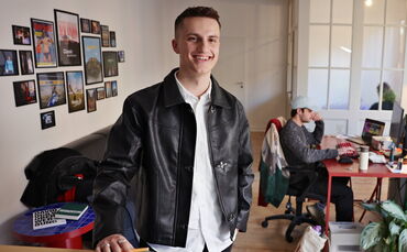 Jonathan Hieber in seinem Atelier 037 im Röhm-Areal in Schorndorf - im Hintergrund: 3-D-Spezialist Marc Widmaier, der oft mit Hi