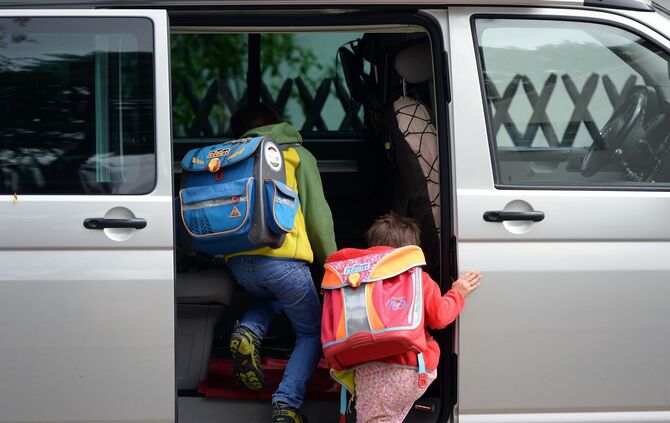 Nach Angaben der DAK sind viele Kinder im Auto noch immer Zigarettenrauch ausgesetzt. (Symbolbild)
