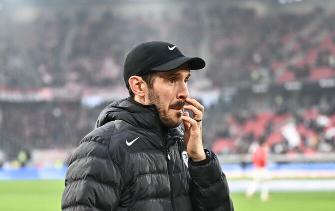 Freiburgs Coach Julian Schuster fragt sich, warum Gegner Werder Bremen den Trainer gewechselt hat. (Archivbild)