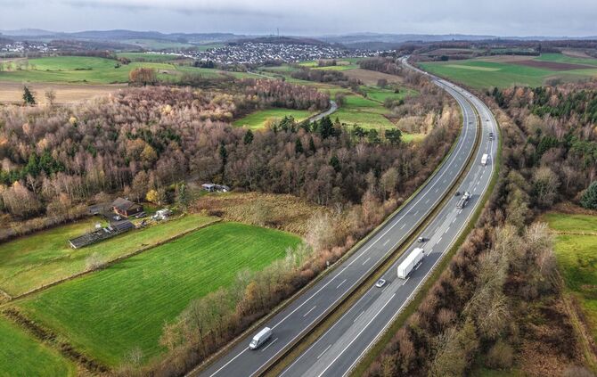 Auf diesem Teilstück der A45 wurden Mitte November die abgetrennten Hände der Frau gefunden. (Archivbild)