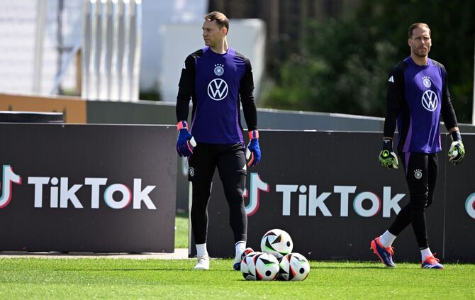 Das Duell der Torhüter Neuer und Baumann (r) ist in den Fokus gerückt. Wegen eines Infekts von Neuer wackelt es. (Archivbild)