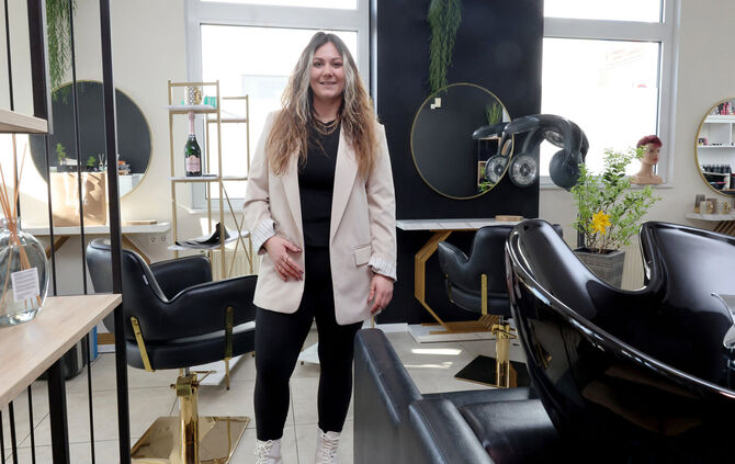Sharon Scalcione übernimmt den Friseursalon am Plüderhäuser Marktplatz.