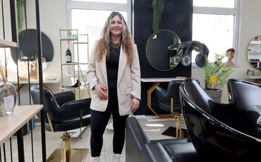 Sharon Scalcione übernimmt den Friseursalon am Plüderhäuser Marktplatz.