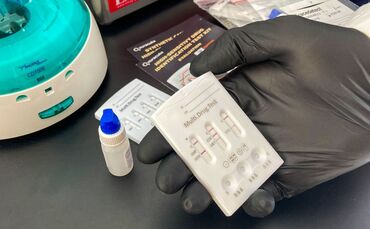 Mit handlichen Tests können Substanzen auf ihre Zusammensetzung getestet werden - wie hier bei einem Drug-Checking-Projekt der S