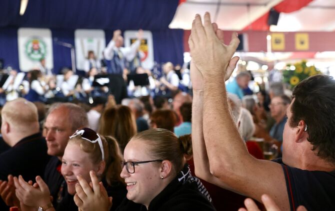 Beim Blasmusikfestival bei den Plüderhäuser Festtagen ist die Stimmung im Festzelt traditionell ausgelassen.