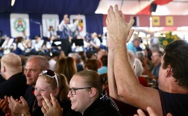 Beim Blasmusikfestival bei den Plüderhäuser Festtagen ist die Stimmung im Festzelt traditionell ausgelassen.