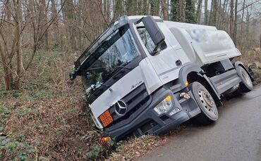 Tanklastzug von Fahrbahn abgekommen