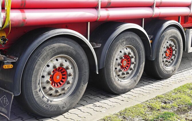 Die Lkw-Flotte eines Unternehmens wurde regelmäßig mit Diesel aus dem Ostalbkreis versorgt. Bis Rechnungen offen blieben. (Symbo