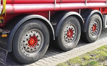 Die Lkw-Flotte eines Unternehmens wurde regelmäßig mit Diesel aus dem Ostalbkreis versorgt. Bis Rechnungen offen blieben. (Symbo