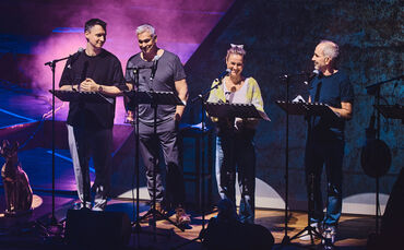 Die vier Originalsprecher des TKKG-Hörspiels (hier live in Hamburg): Tobias Diakow (Karl), Manou Lubowski (Klößchen), Rhea Harde