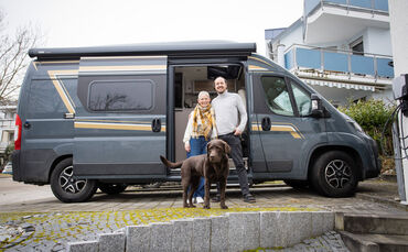 Nicole und Stefan Escher mit Hund Ella. Das reiselustige Ehepaar aus Neustadt führt einen Campervan-Verleih.