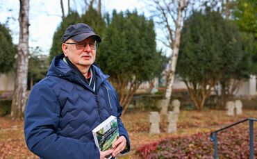 Matthias Theiner an einer Kriegsgräberstätte auf dem Waiblinger Friedhof.