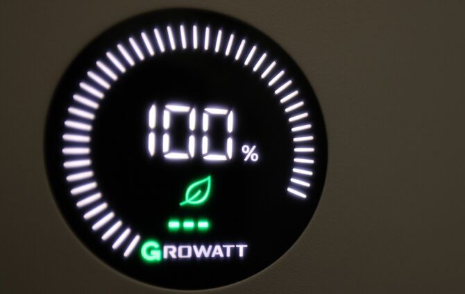 Mit einem Stromspeicher muss der auf dem Dach erzeugte Strom nicht ins Netz eingespeist werden, sondern kann später selbst verbr