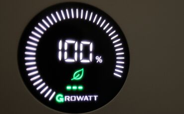 Mit einem Stromspeicher muss der auf dem Dach erzeugte Strom nicht ins Netz eingespeist werden, sondern kann später selbst verbr