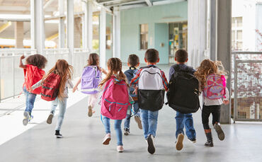 Zwei Personen dauerhaft in deutlich kleineren Grundschulklassen hält Kinderarzt Dr. Ralf Brügel für absolut erforderlich. (Symbo