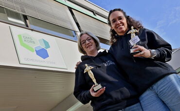 Katharina Schneider (links) und Silke Schuster (rechts) sind vom Land Baden-Württemberg für ihre Leistungen als Elternbeiratsvor