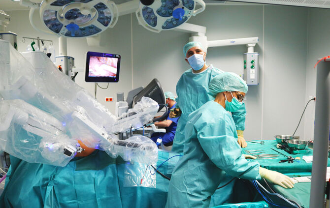 Diagnose Lungenkrebs? Dr. Aleksandar Yankulov, Leitender Arzt Thoraxchirurgie, operiert mit seinem Team – wenn möglich – minimal