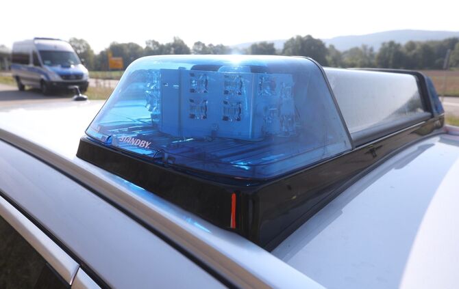 Der Streifenwagen der Polizei war nicht mehr fahrbereit (Symbolfoto).