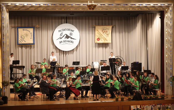 Mussten eine Zugabe spielen: Die Musikerinnen und Musiker der Jugendkapelle bei ihrem Auftritt beim Winterkonzert.