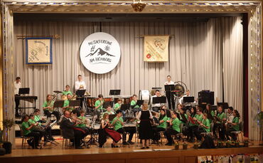 Mussten eine Zugabe spielen: Die Musikerinnen und Musiker der Jugendkapelle bei ihrem Auftritt beim Winterkonzert.