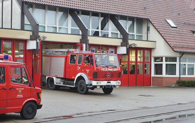 Wird bald durch einen Neubau auf der grünen Wiese ersetzt: Das Feuerwehrgerätehaus Rudersberg. (Archivbild)